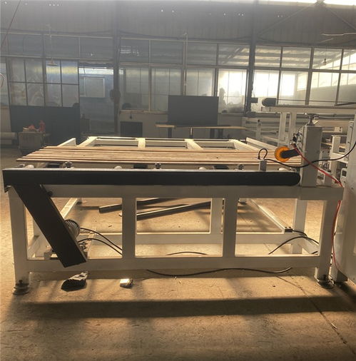 連意全自動(dòng)拼板機(jī) 機(jī)械科技賦能，引領(lǐng)板材拼接新紀(jì)元